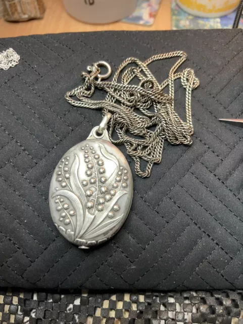 Fabulous Art Nouveau Locket & Chain Prudent Quitte & Long Guard