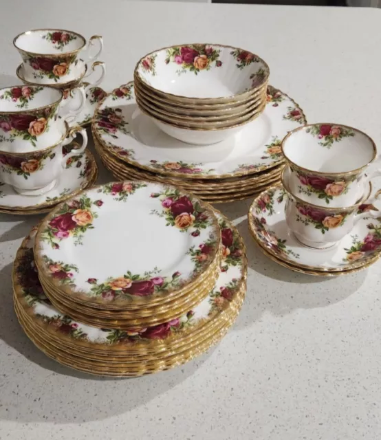 Royal Albert Old Country Roses 1962 32 Piece Dinner Set