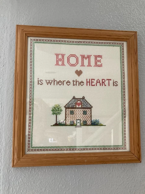 Una encantadora puntada de cruz vintage para el hogar dulce para el hogar bordado de madera enmarcado cabaña