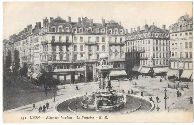 LYON 69 Place des Jacobins La Fontaine CPA à dos vert écrite à Mmes Vignon Lyon