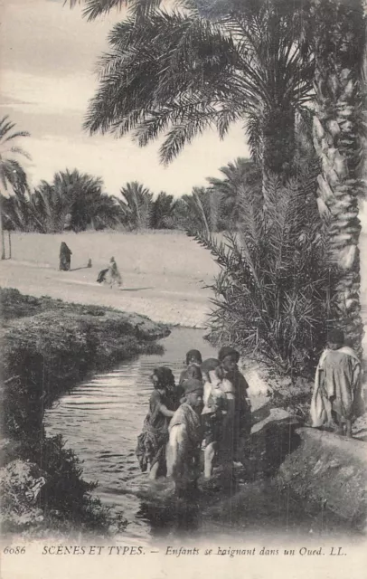 Cp Scenes Et Types Enfants Se Baignant Dans L'oued
