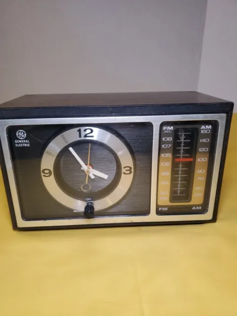 GE Vintage Alarm Clock Radio model C4501A Mid Century Works Great Electric