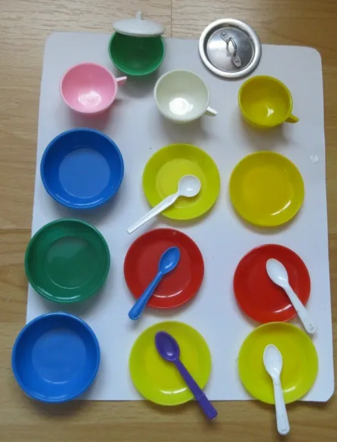 Puppenstuben Zubehör - 20 Teile - DDR Plastik Geschirr - Teller Tassen Schüsseln