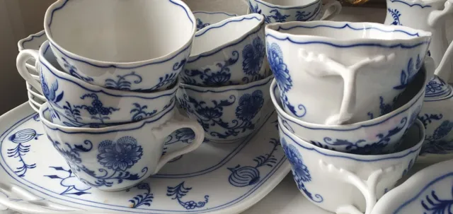 tasses à thé (6 tasses et 6 sous-tasses) modèle Oignon Bleu, peint à la main