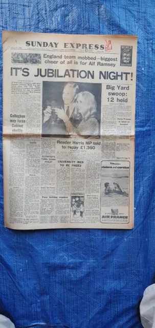 England 1966 World Cup Souvenir Original Newspaper - Sunday Express