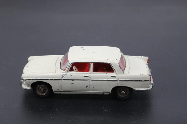 Dinky Toys France 553 Peugeot 404