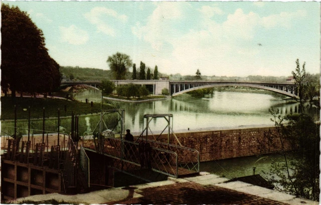 CPA JOINVILLE le Pont - L'Ecluse et les Ponts sur la Marne (369473)