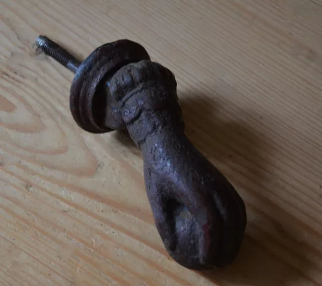 Heurtoir de porte en fonte vieillie en forme de main tenant une boule XIXe