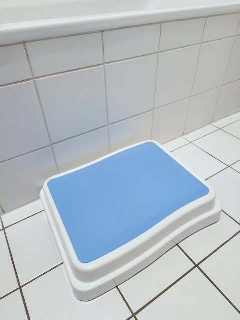 Badewannen-Trittstufe PILE – Rutschfeste Einstiegshilfe, Stapelbar, Weiß/blau