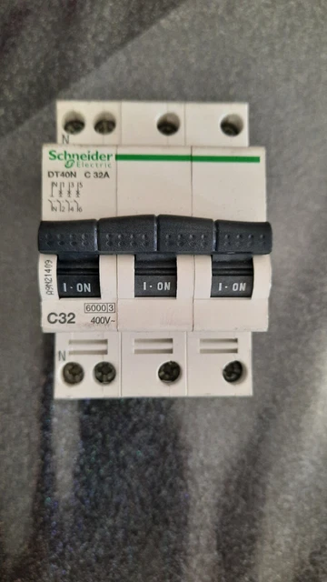 Disjoncteur tripolaire 40A C 10kA – Courbe de déclenchement C – Pour installations intérieures et extérieures – Schneider - Dt40n