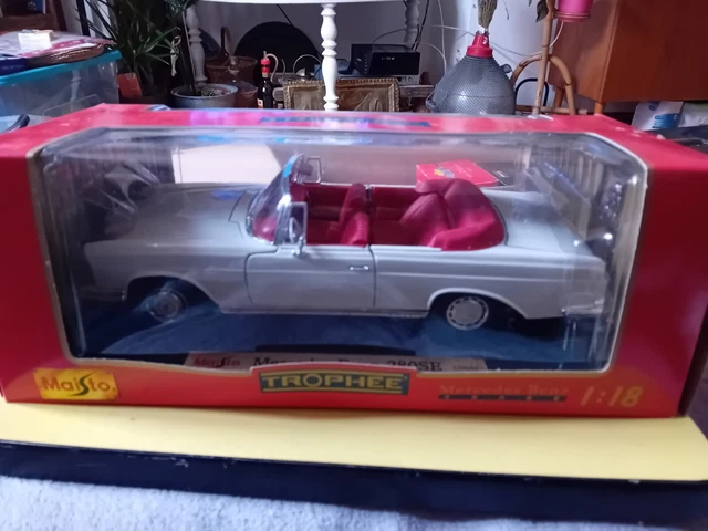 Maisto 1/18 Scale Model Car 31811 - 1966 Mercedes Benz 280SE - Red 7625941552734