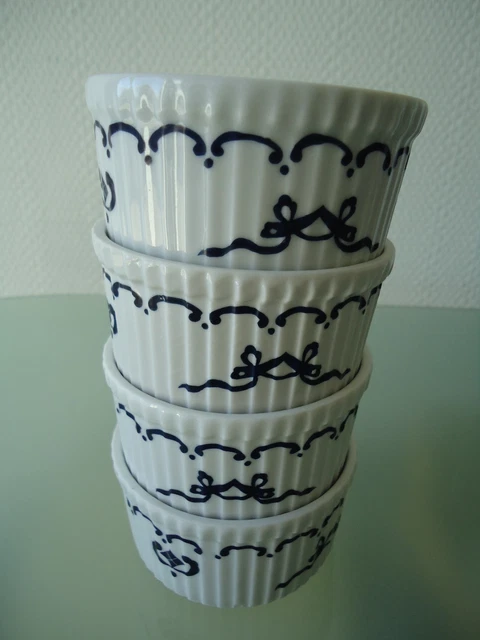 Paire d'anciens poêlons en porcelaine à feu, décor fleurs, C.P. & Cie Mehun Blanc