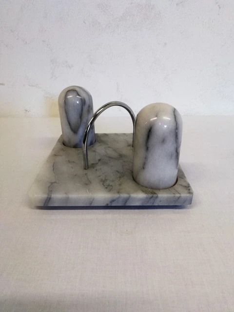 Salière et poivrière plus moutardier et sa cuillère sur