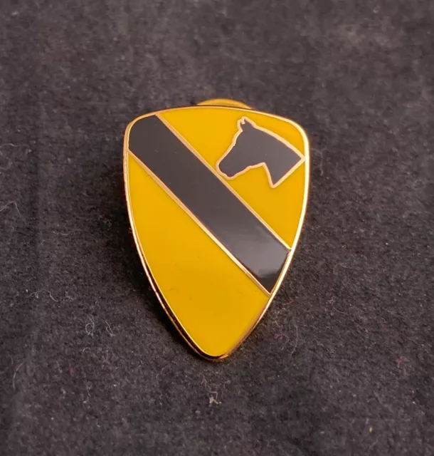 🌟US Army 1st Cavalry Division "First Team", Hat Lapel Clutchback Pin, 1"