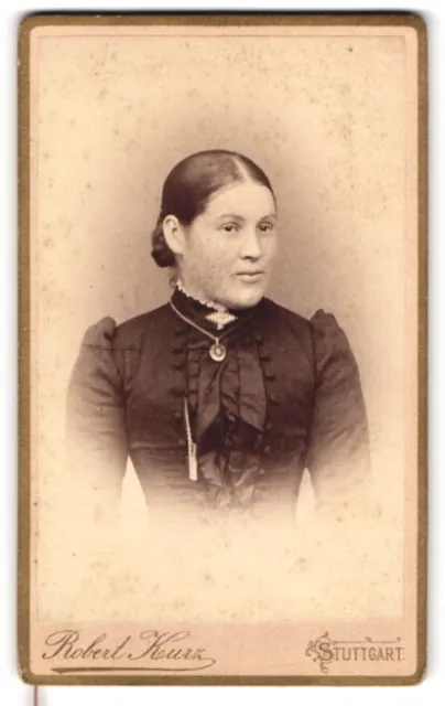 Fotografie Robert Kurz, Stuttgart, Portrait junge Dame im Kleid mit Halskette