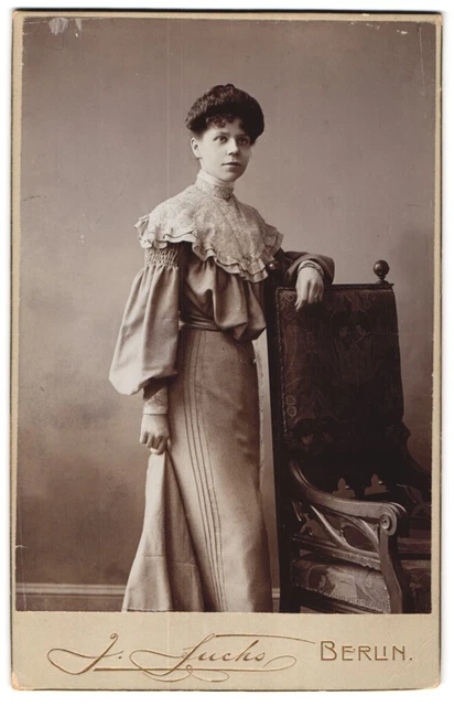 Fotografie J. Fuchs, Berlin, N. Friedrichstr. 108, Portrait junge Dame im Rüsch