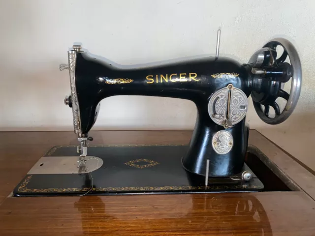 Antigua Máquina de coser SINGER, al completo (con su mueble entero). De 1932.