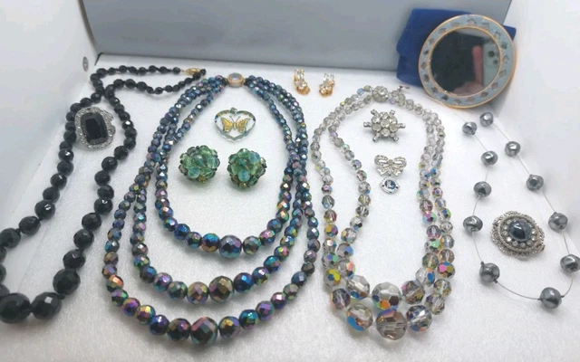 LOT DE BIJOUX FANTAISIE VINTAGES COLLIERS BRACELETS BAGUES