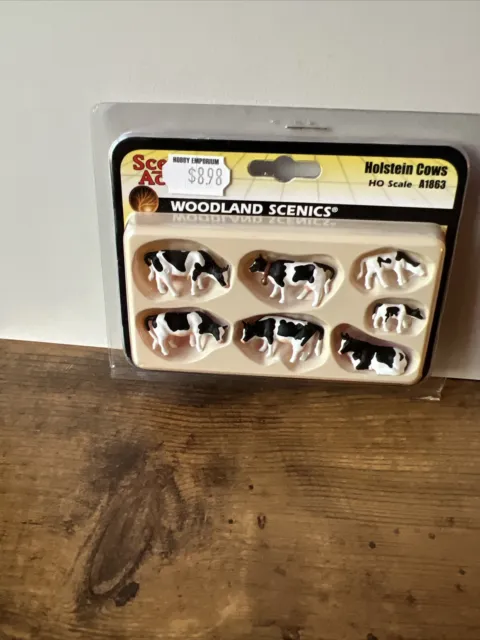 Woodland Scenics Holstein Cows  Ho Scale Figures