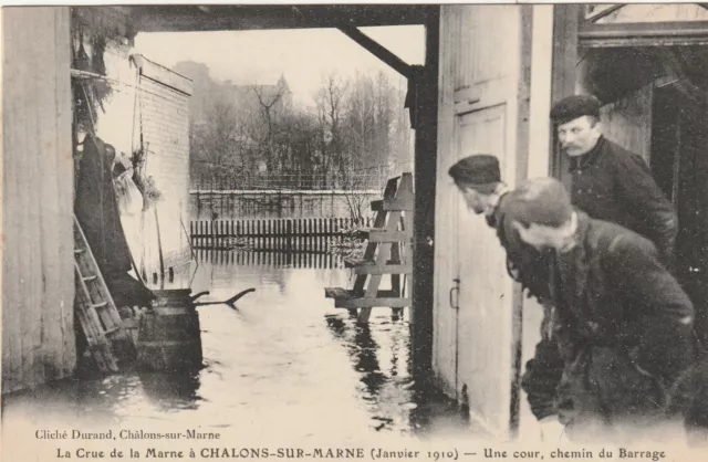 CPA 51 La Crue de la Marne à CHALONS sur MARNE Une Cour Chemin du Barrage