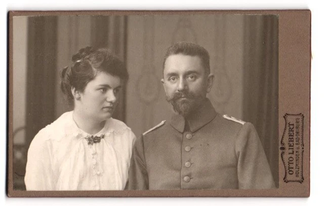 Fotografie Otto Liebert, Holzminden, Soldat in Uniform mit Bart nebst seiner Fr