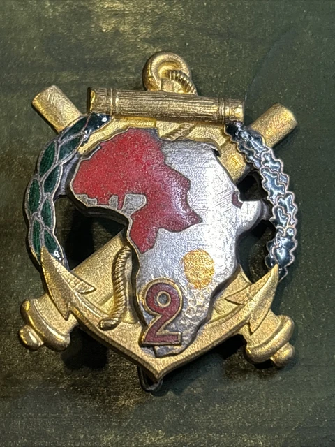 INSIGNE MILITAIRE - 1 er REGIMENT d'ARTILLERIE - ROYAL ARTILLERIE - DRAGO Paris- G881- - Collection