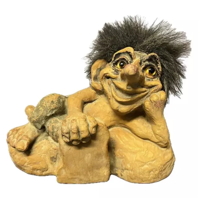 Statua Troll Portafortuna NYFORM 840172O In Latex Troll a Riposo FUORI PRODUZION