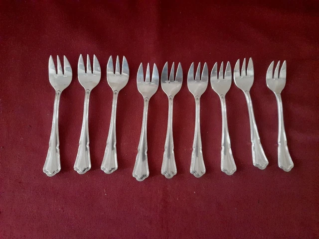 Six fourchettes à huîtres en métal argenté et un couteau à b