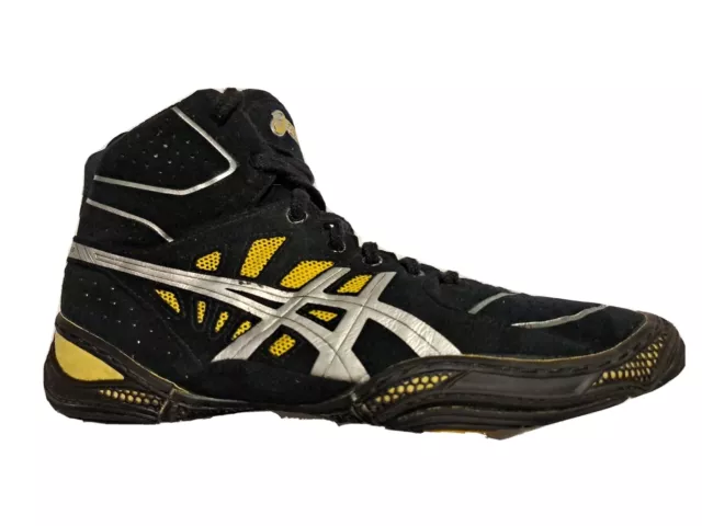 Asics size 7 DAN GABLE ULTIMATE 3 wrestling shoes. Asics size 7 DAN GABLE ULTIMATE 3 wrestling shoes.