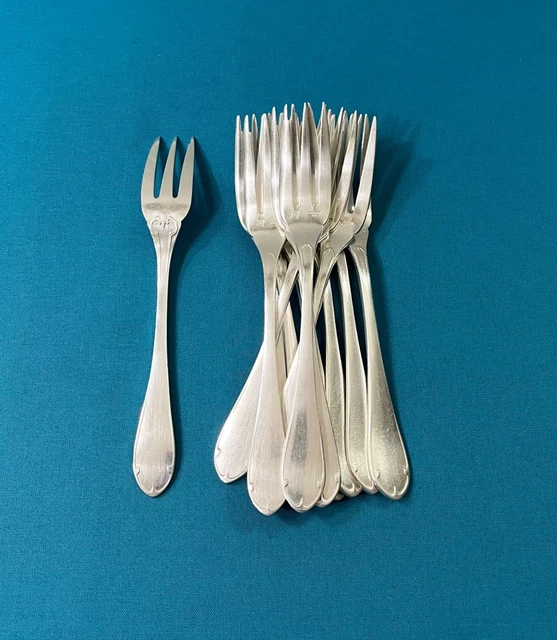 Ensemble de 12 fourchettes à huîtres anciennes en argent français poinçonné dans un coffret, vers 1885. - En vente sur France | fourchettes a huitre argent