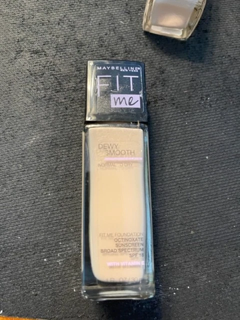 Maybelline New York Fit Me! Matte + Poreless Foundation-112 Natural Ivory