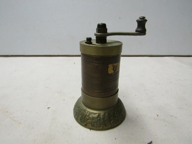 ANCIEN PETIT MOULIN A POIVRE EN LAITON AFRIQUE DU NORD COLLECTION Vitrine D 116640