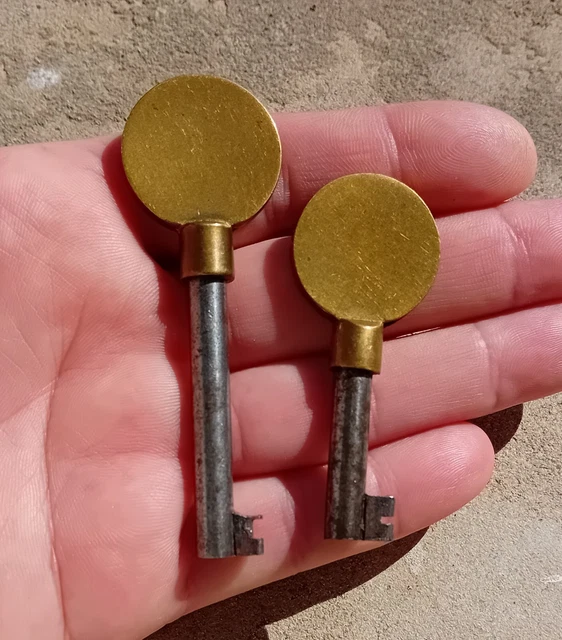 Lot De 3 Petites Clés Anciennes En Acier Et Bronze - France - Pour Meuble Ou Coffret