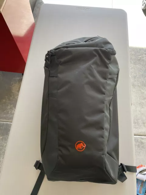 Mammut Neon Gear 45 Backpack and 60M Mammut Rock Climbing Rope - Great Condition Mammut Neon Gear 45 Backpack and 60M Mammut Rock Climbing Rope - Great Condition