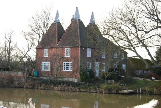 Photo 6x4 Parsonage Farm Oast house, Yalding Congelow  c2009