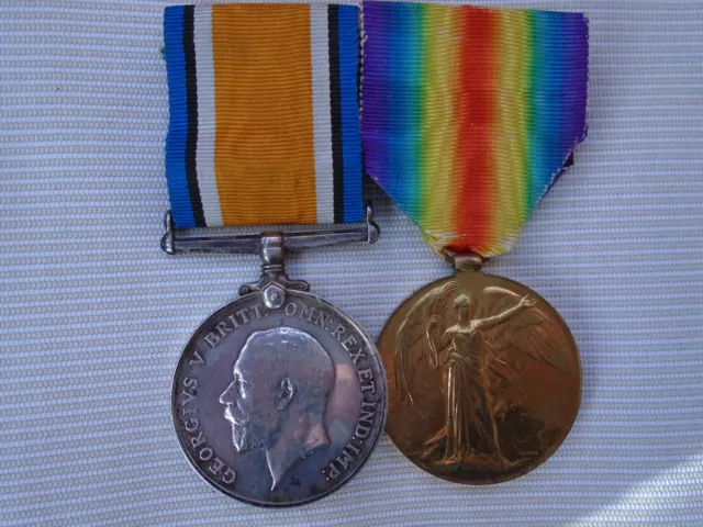 Original pair of full size WW1 medals.