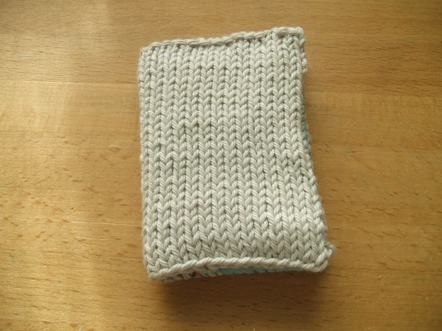 Estuche de aguja y contenido hecho a mano - gris pálido