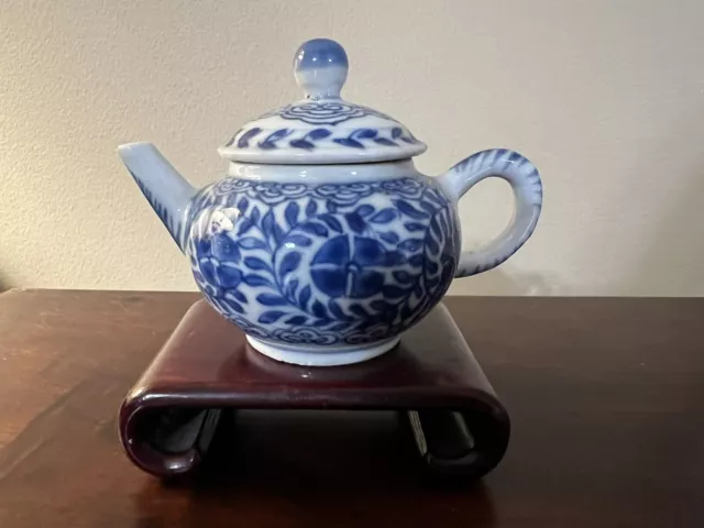 Antique chinese porcelain blue and white teapot Kangxi 1662-1722 Qing