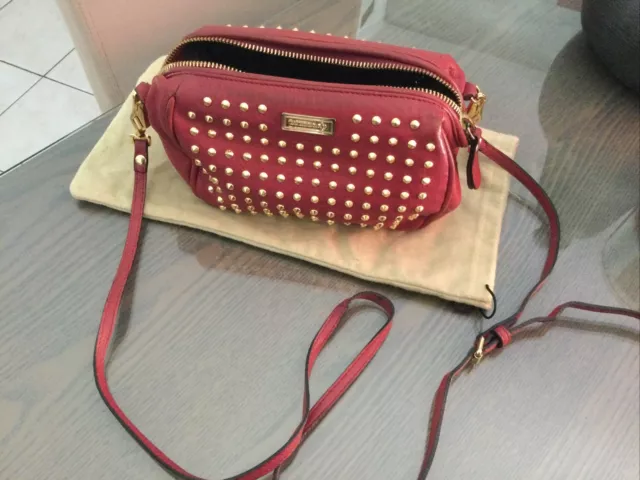 Sac pochette BURBERRY cuir rouge framboise clouté bon etat