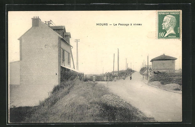 CPA Mours, Le Passage à niveau