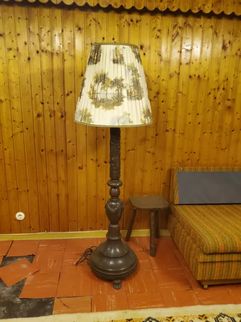 Stehlampe aus Holz miz Schnitzereien ca.  1,65 m hoch