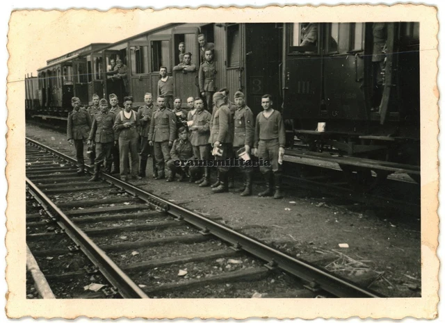 Orig. Foto Soldaten m. Beute Zug am Bahnhof Eisenbahn Frankreich Holland Belgien