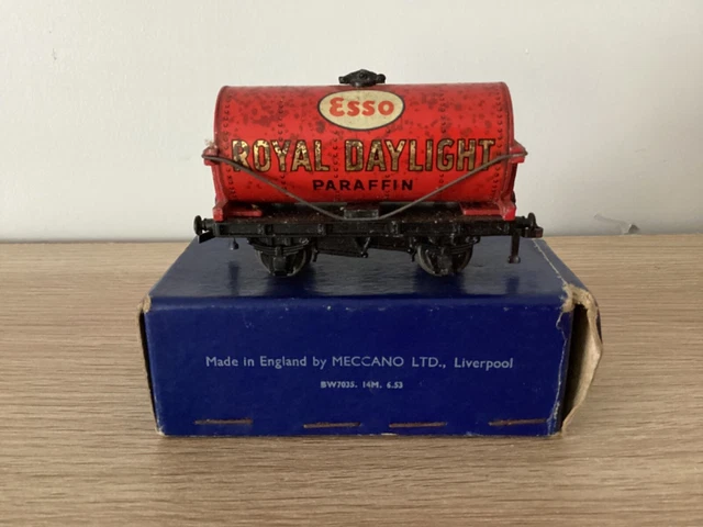 HORNBY DUBLO 1952-55 ESSO ROYAL DAYLIGHT D1 SHORT TANK WAGON. Red/Black/Boxed.