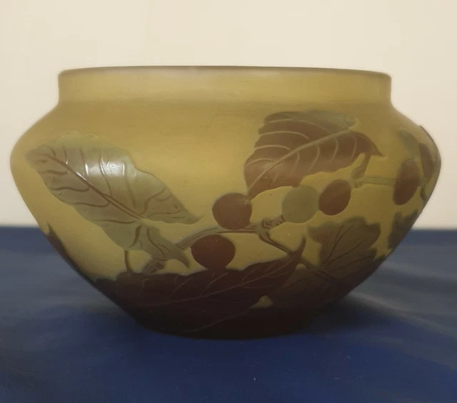 GALLE, superbe petite coupe en verre multicouche, décor de feuilles et de baies