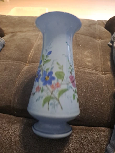 Ancien Vase En Verre Soufflé Opaline Bleu Fin Avec Motif Floral Émaillé - Déco Loft Vintage