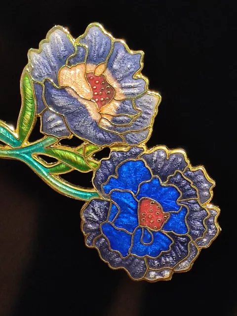 Broche en émail cloisonné sur metal doréElle fait 6 cm de long sur 6 cm de haut