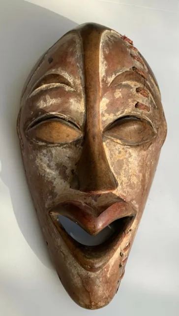 Escultura de máscara africana tallada en madera, siglo XX
