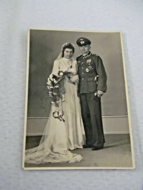 Foto alt Wk2 Portrait Soldat Wehrmacht Hochzeit Medaille Orden Frau KS Blumen AK