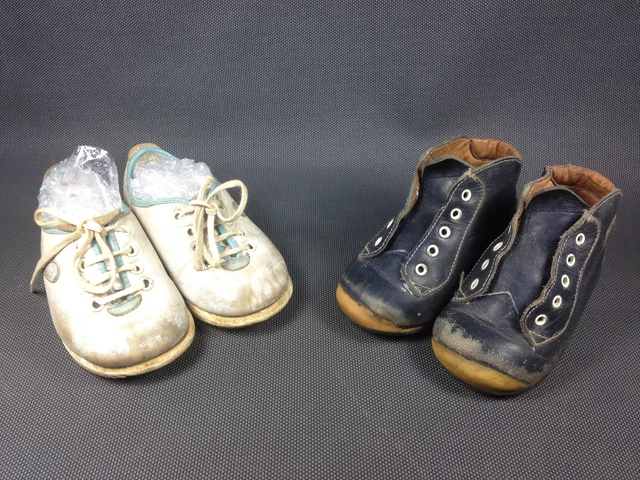 Anciennes paires de chaussures pour bébé ou poupée babybotte pointure 18 et 21
