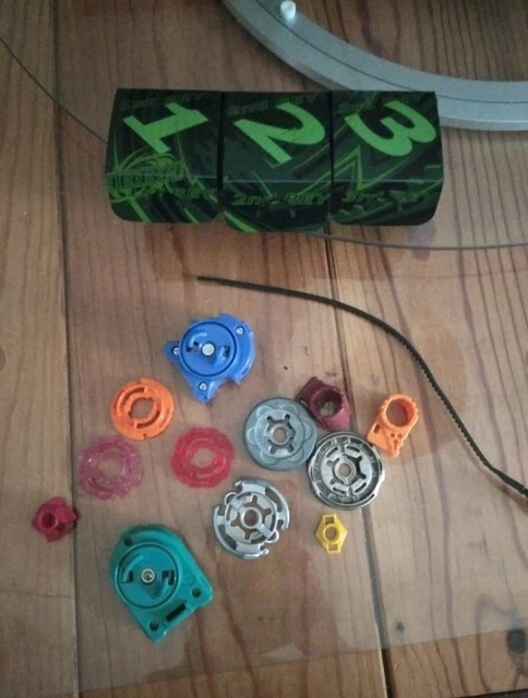 Lot De Pièces Beyblade Et Lanceur – Occasion – Voir Photos